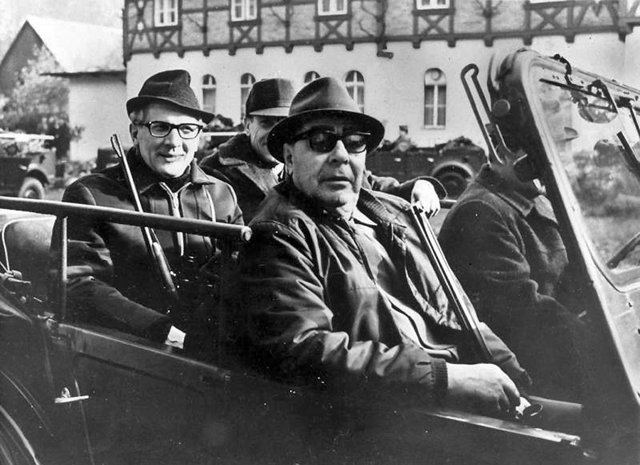 Brežnevovou veľkou záľubou boli poľovačky. Na snímke sa na jednu z nich chystá v roku 1971 s východonemeckým komunistickým lídrom Erichom Honeckerom.