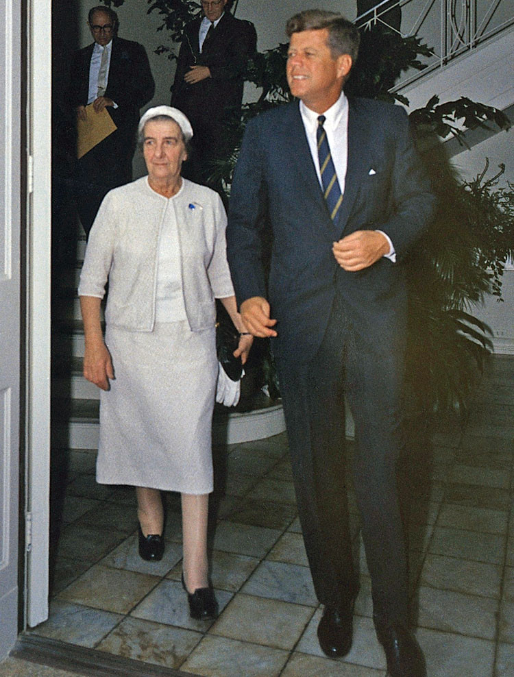 Ministerka zahraničných vecí Izraela Golda Meirová po stretnutí s americkým prezidentom Johnom F. Kennedym v decembri 1962.