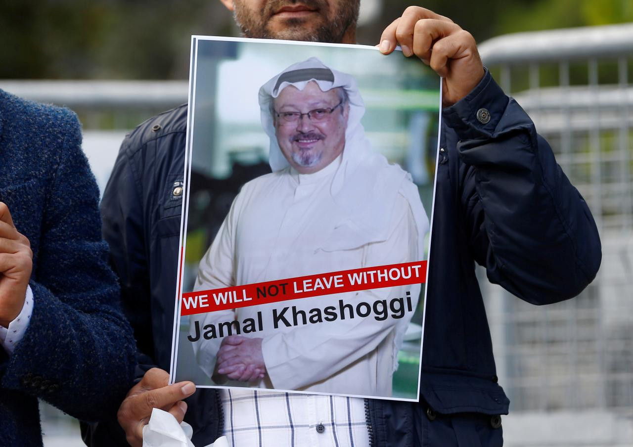 Komentátor a kritik korunného princa Saudskej Arábie Mohammeda bin Salmana. Saudskoarabský novinár Chášukdží, prispievateľ amerického denníka The Washington Post, žijúci v USA zmizol 2. októbra pri návšteve konzulátu Saudskej Arábie v Istanbule. Turci tvrdia, že ho zaškrtilo a rozrezalo 15-členné saudskoarabské komando, špeciálne vyslané na túto úlohu do Istanbulu.

Jeho telesné pozostatky sa dosiaľ nenašli. Keďže Chášukdží kritizoval saudskoarabského korunného princa Muhammada bin Salmána, existujú špekulácie, že tento faktický vodca kráľovstva nariadil jeho odstránenie, uviedlo AFP.