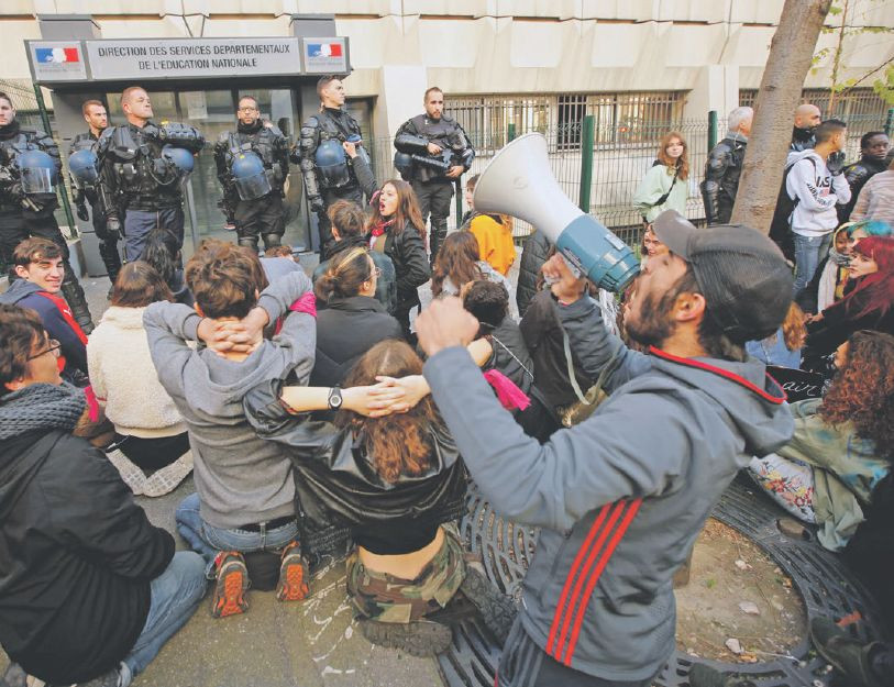 Na protestoch proti Macronovým reformám sa v utorok v Marseille zúčastnili i stredoškoláci, ktorí si kľakli pred policajtov.