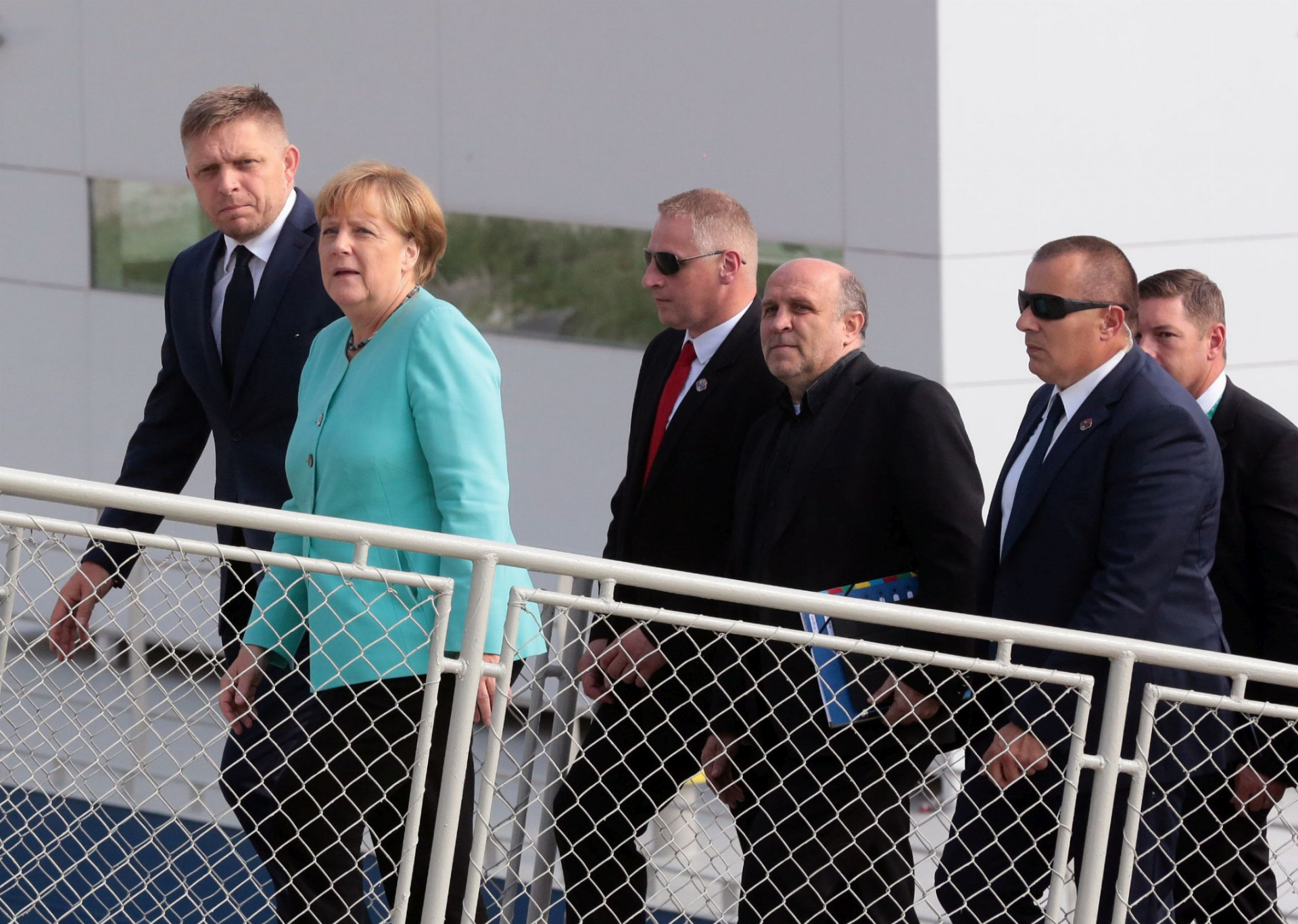 Predsednícku pozíciu dôležitej inštitúcie sme si vyskúšali už v druhom polroku 2016, keď Slovensko úspešne stálo na čele Rady Európskej únie. Vtedajší premiér Robert
Fico hostil v septembri v Bratislave nemeckú kancelárku Angelu Merkelovú aj lídrov ostatných 26 krajín Únie.