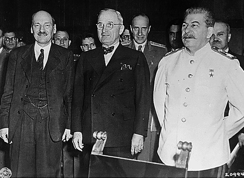 Stalin ako víťaz II. svetovej vojny na Postupimskej konferencii s britským premiérom Clementom Atleem (vľavo) a americkým prezidentom Harrym Trumanom.