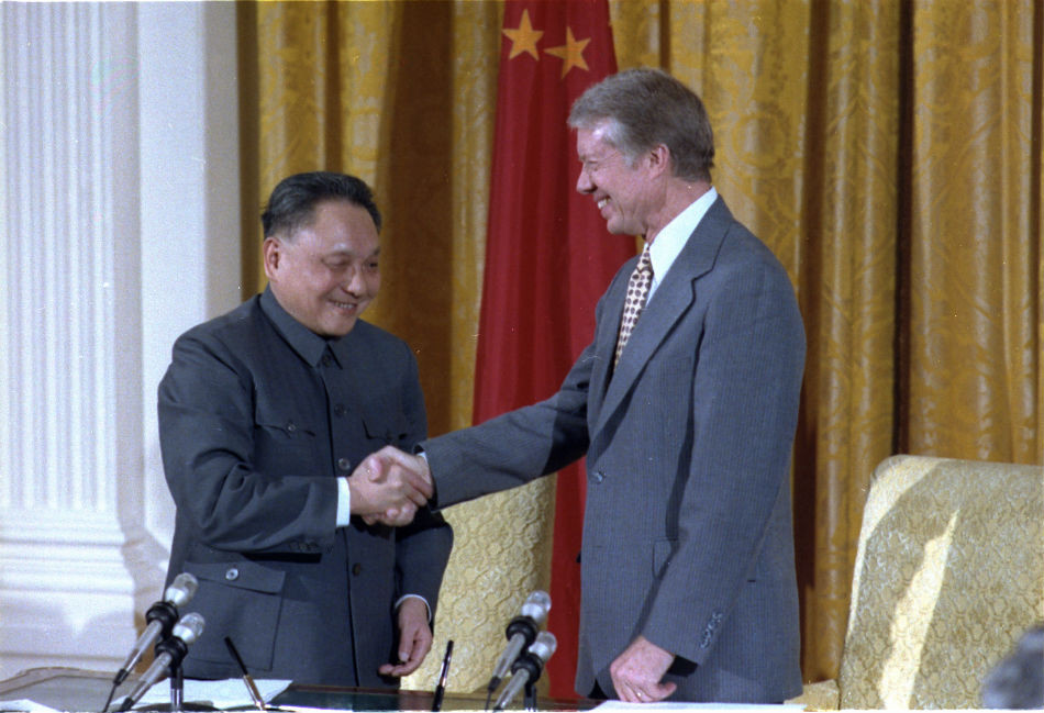 V rámci otvárania sa svetu Čína v januári 1979 oficiálne nadviazala diplomatické vzťahy s USA. Na snímke Teng Siao-pching s americkým prezidentom Carterom po podpise dohody.