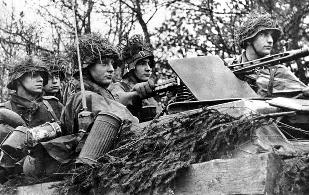Nemeckí vojaci počas útoku v Ardénach v decembri 1944.