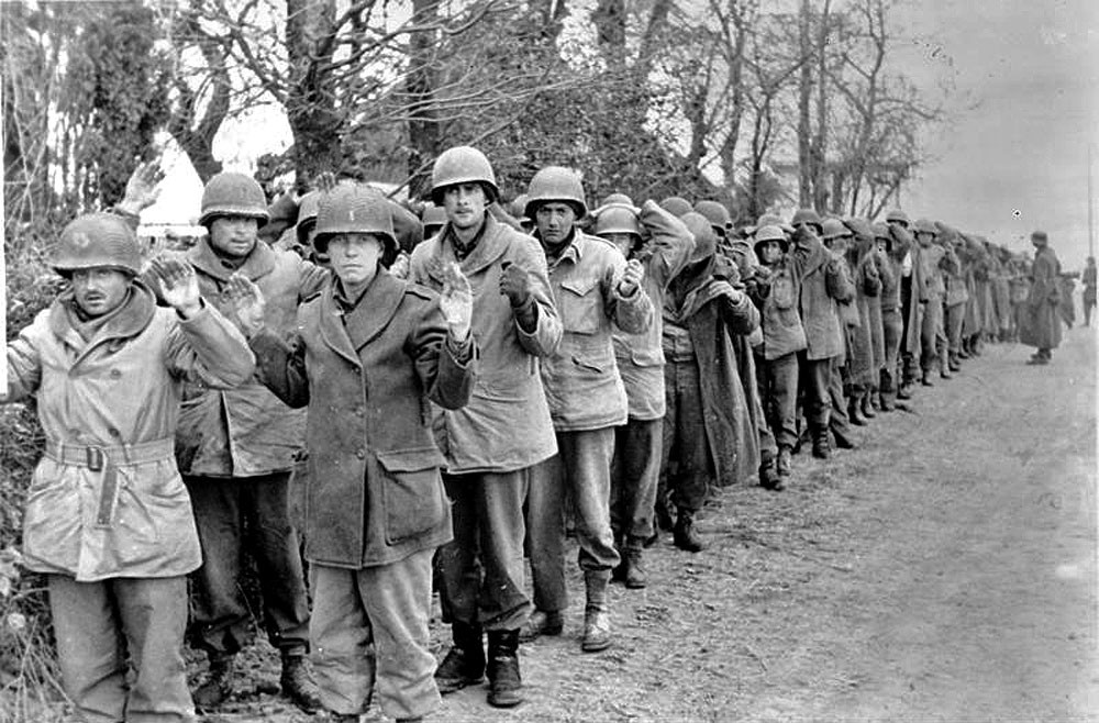 Skupina amerických vojakov, zajatých Nemcami v počiatočnej fáze ardénskej ofenzívy.