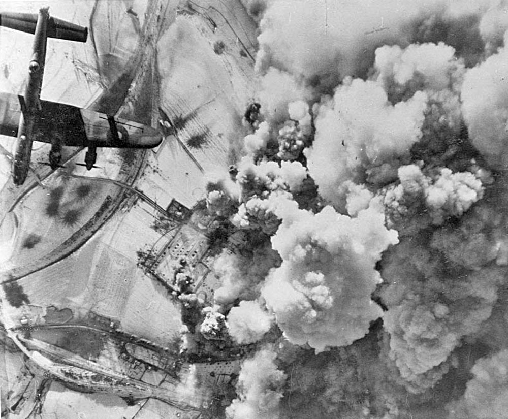Zlepšenie počasia umožnilo spojeneckým lietadlám vzlietnuť a situácia na bojisku sa začala obracať. Na snímke je bombardér britskej RAF Avro Lancaster pri útoku na Nemcami obsadené belgické mesto St. Vith 26. decembra 1944. 