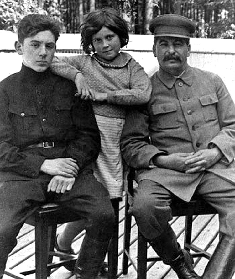 Sovietsky diktátor so svojimi deťmi - synom Vasilijom a dcérou Svetlanou.