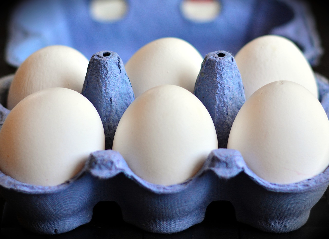 Bez ohľadu na to, aký dátum spotreby je uvedený na balení, vajcia môžete konzumovať bez obavy o svoje zdravie do troch až piatich týždňov od ich zakúpenia. Varené vajcia vydržia v stave vhodnom na konzumáciu v chladničke až týždeň.