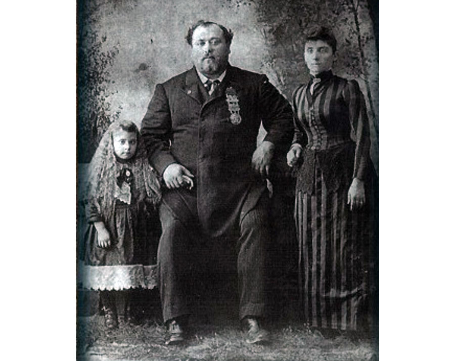 Louis Cyr s manželkou Mélinou a dcérkou Émilianou.