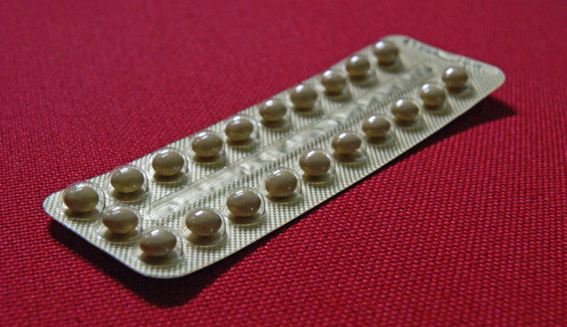 V marci výskumníci univerzity vo Washingtone oznámili úspech v štúdii o mužských antikoncepčných tabletkách.

Tabletka, nazývaná dimethandrolon undekanoát alebo DMAU, funguje podobne ako antikoncepcia žien kombináciou mužského hormónu, ako je testosterón, a progestínu. Podávaná raz denne bola pilulka bezpečná - napriek tomu, že pacient mal prírastok na váhe a znížil sa mu "dobrý" cholesterol - zastavila produkciu spermií a znížila produkciu testosterónu.

Nebol to však jediný prielom v tejto oblasti. V decembri Gizmodo uviedol, že vedci začali veľké klinické testy na gélovú antikoncepciu pre mužov.

Gél, aplikovaný na chrbát a ramená raz denne, obsahuje kombináciu progestínovej zlúčeniny a testosterónu, ktorý sa absorbuje cez kožu.
