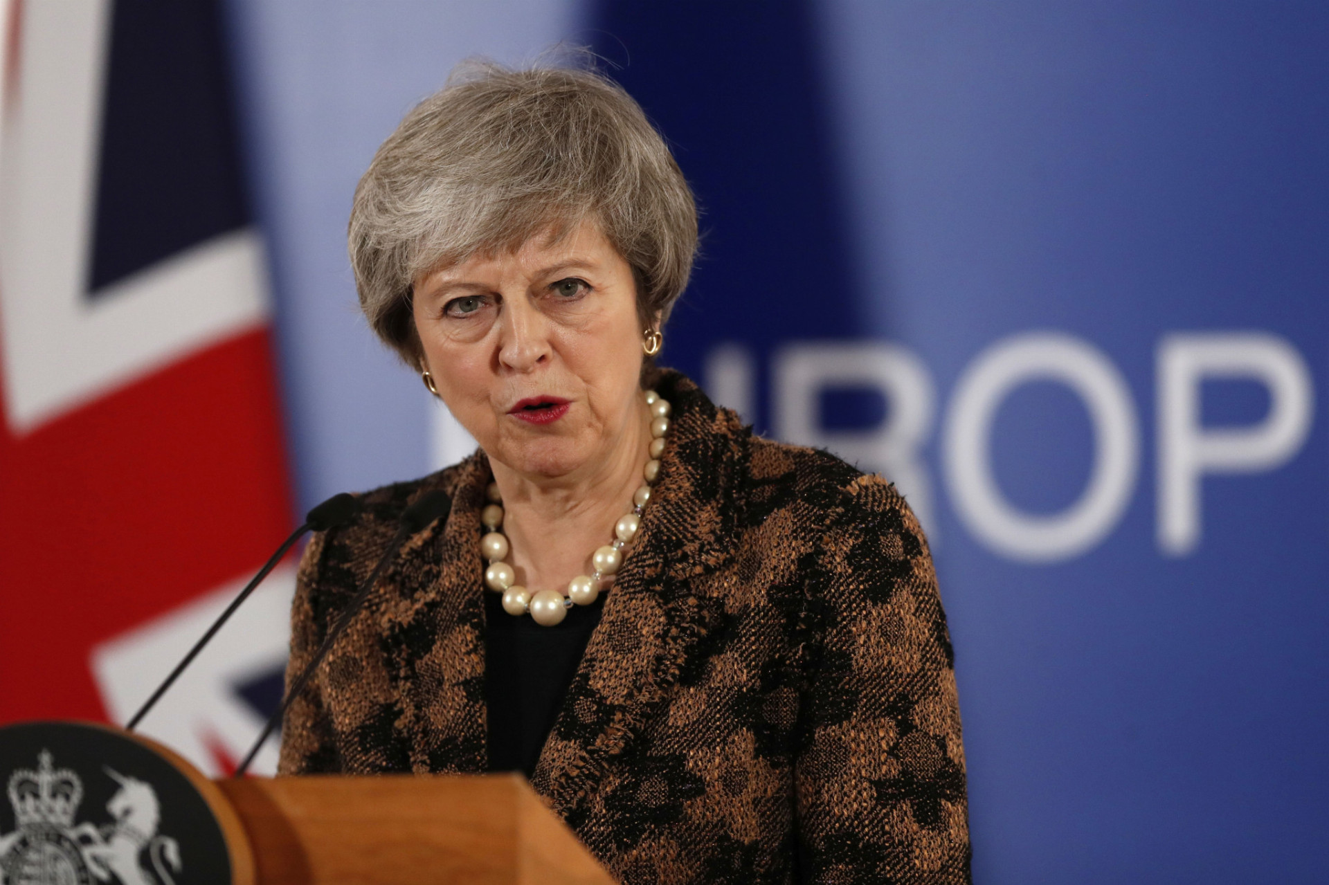 Britská premiérka Theresa Mayová preložila rozhodnutie o tom, ako prebehne
rozvod medzi Londýnom a Bruselom, z 11. decembra na neurčito.