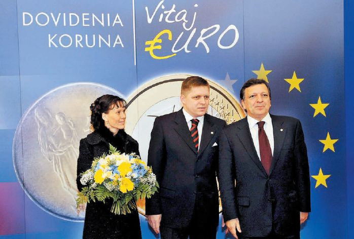 Vtedajší premiér Robert Fico so svojou manželkou Svetlanou privítal prezidenta Európskej komisie Josého Manuela Barrosa pred slávnostným podujatím Dovidenia koruna, vitaj euro na začiatku roka 2009.