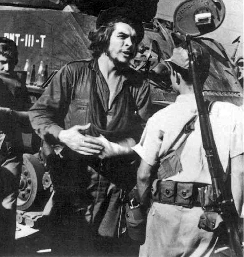 Dôležitým mužom kubánskej revolúcie bol aj Ernesto „Che“ Guevara, ktorého oddiely kontrolovali strednú časť krajiny.