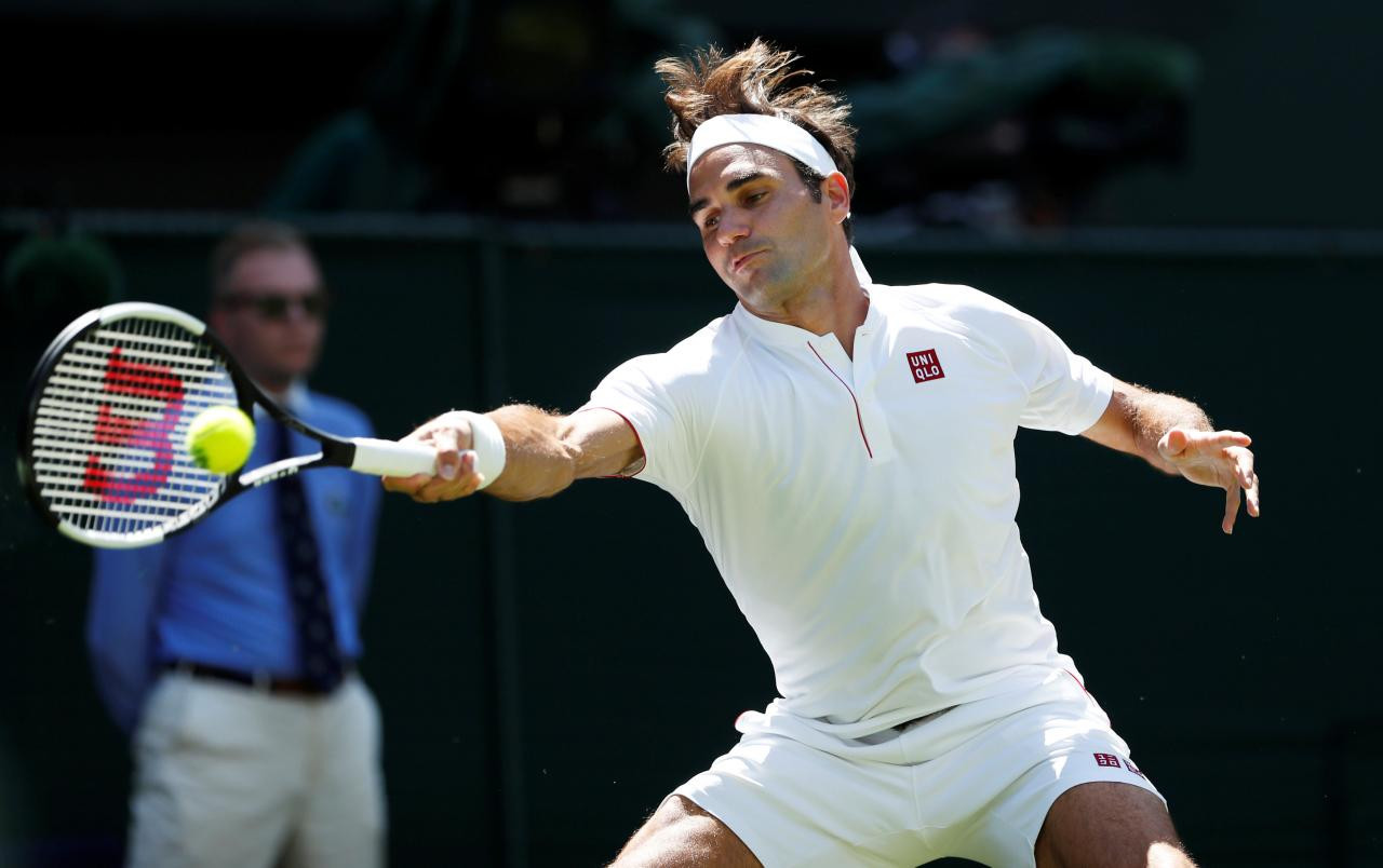 Federer šokoval športový svet v  lete uplynulého roku oznámením, že vymenil sponzorov oblečenia od Nike na Uniqlo. Nová zmluva mu údajne zarobí 300 miliónov dolárov. "Myslím si, že je dôležité pamätať na hlavnú myšlienku toho, o čom tenisové oblečenie naozaj je. A to je to, že naozaj dobre funguje aj off-court (mimo kurtu)," prezradil Federer pre portál Highsnobiety v auguste.