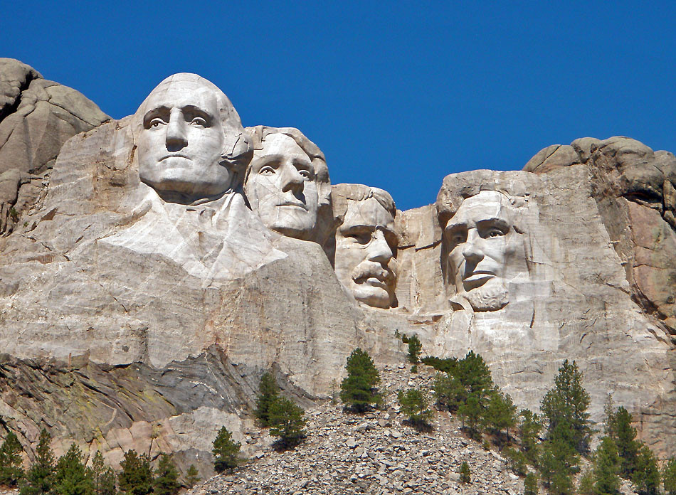 Tváre štyroch slávnych amerických prezidentov - Georgea Washingtona, Thomasa Jeffersona, Theodora Roosevelta a Abrahama Lincolna - sú vytesané do žuly skalného masívu pamätníka Mount Rushmore v Južnej Dakote.