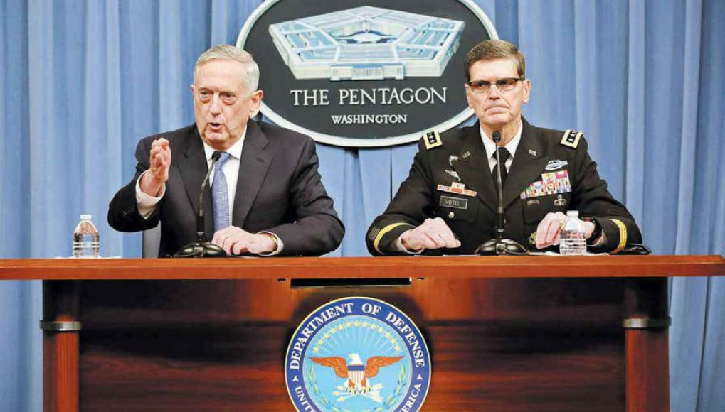 Rezignácia ministra obrany Jamesa Mattisa (vľavo) v reakcii na stiahnutie amerických jednotiek zo Sýrie znepokojila mnohých spojencov.
