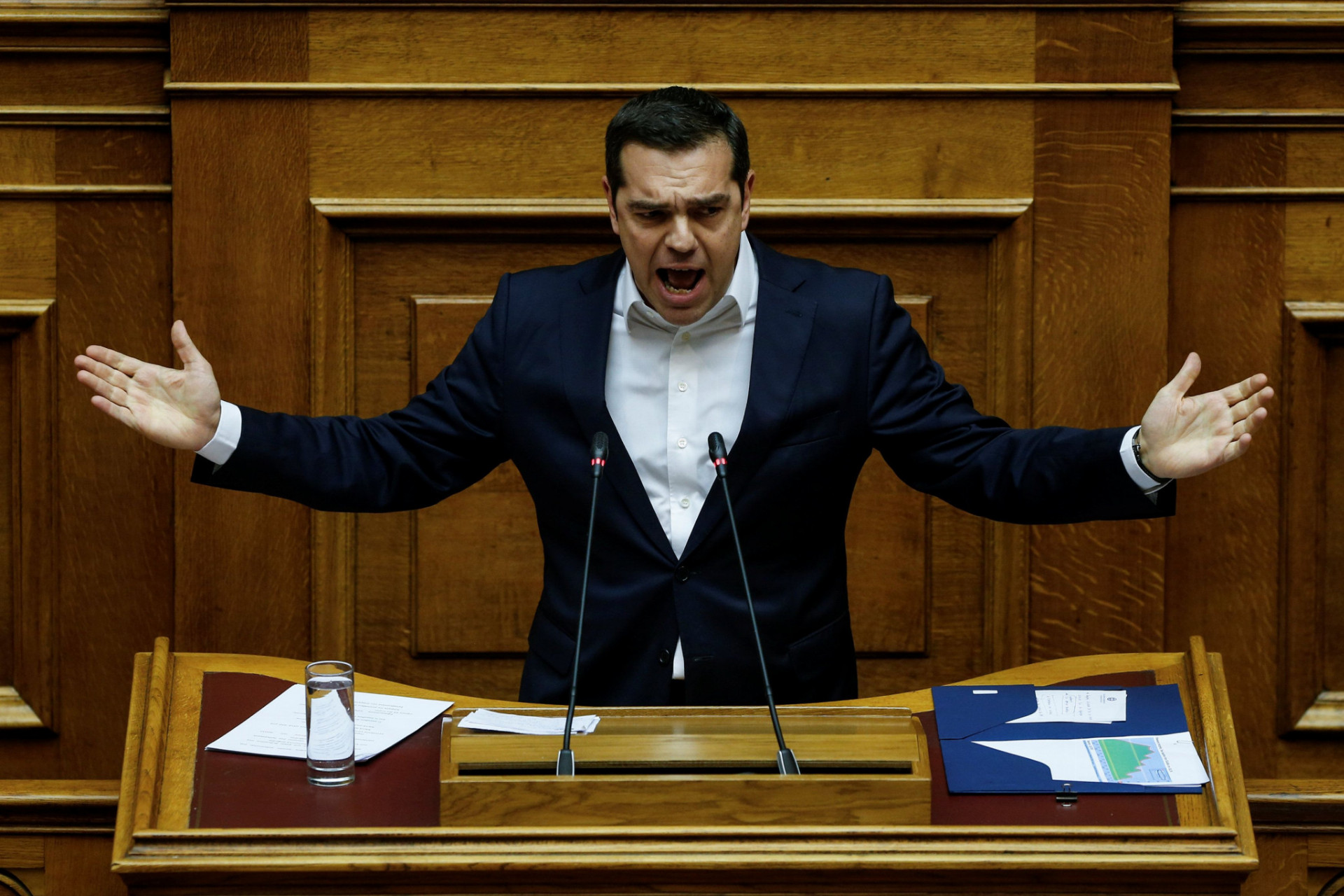 Grécka vláda na čele s premiérom Alexisom Tsiprasom chce predajom dlhopisov získať sedem miliárd eur.