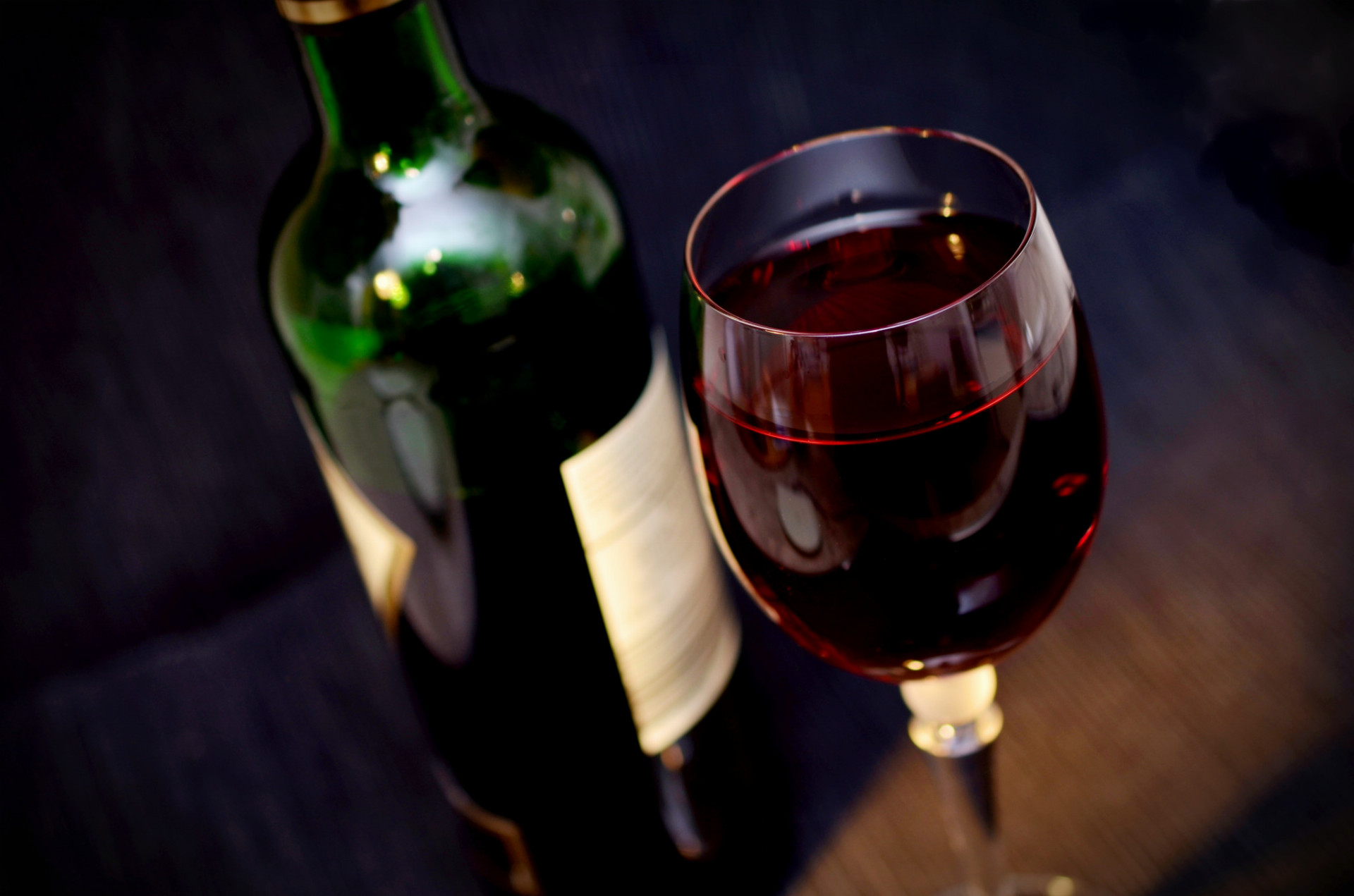 Dobrou správou pre milovníkov červeného vína je záver vedcov z Oregon State University, že okrem ďalších zdravotných prínosov prispieva víno aj k zrýchleniu metabolizmu. Rovnaký efekt má aj šťava z červeného hrozna.

Červené víno má pozitívny vplyv na metabolizmus pečeňových buniek a okrem toho, že by malo prispievať k zníženiu vašej váhy, zlepšuje údajne aj funkciu pečene u ľudí s nadváhou. Látky, ktoré sú v červenom víne obsiahnuté, dramaticky spomaľujú rast už existujúcich tukových buniek a vytváranie nových.