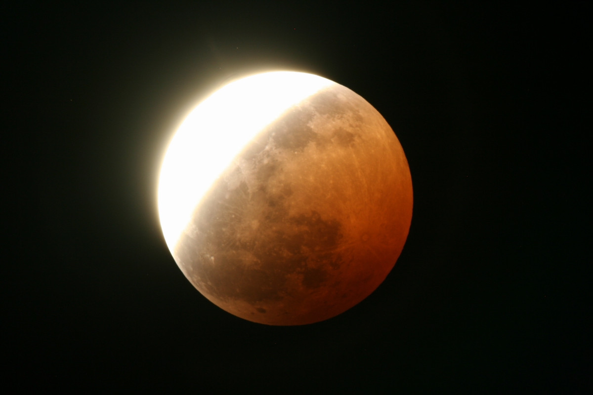 Afrike, Európe a Ázii sa naskytne určitý pohľad na zvláštne vyzerajúci polovičný mesiac, ktorý sa stane mierne červeným.

"Na jednej strane mesiaca uvidíte trochu červenej farby," hovorí astronóm Tom Kerrs z observatória v Londýne. "Horná časť Mesiaca bude tmavá, ale spodná časť bude svietiť - bude to veľmi zvláštny mesiac."