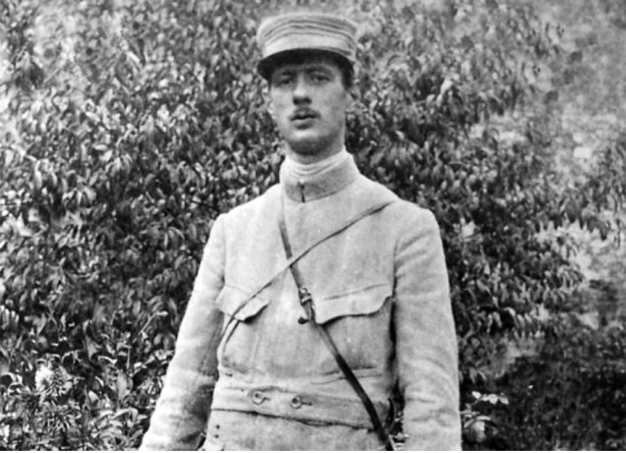 Charles de Gaulle ako mladý dôstojník francúzskej armády v roku 1915.