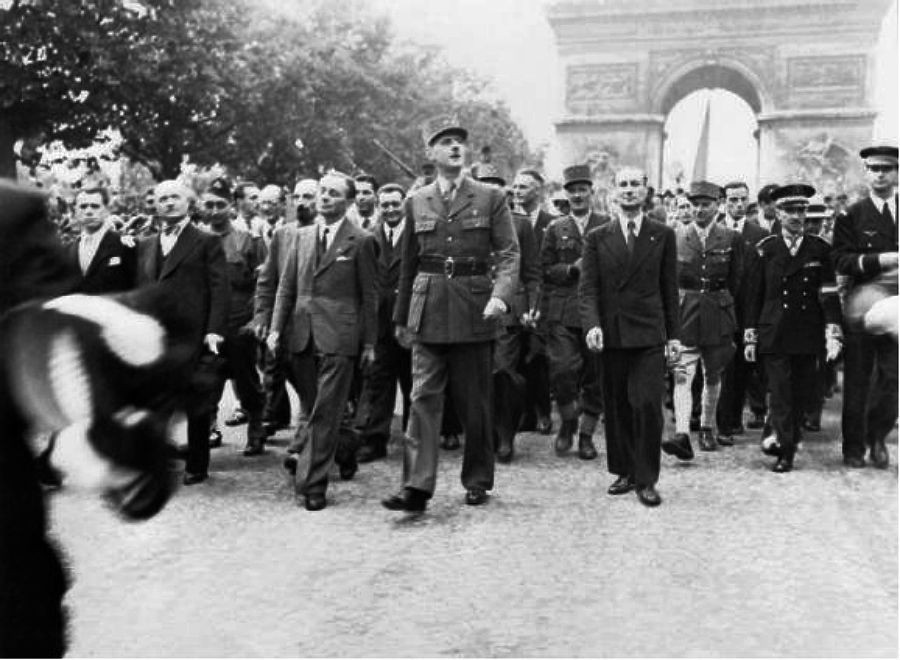 Le moment phare du général de Gaulle.  En héros de la résistance étrangère, il parcourt le Paris libéré en août 1944.