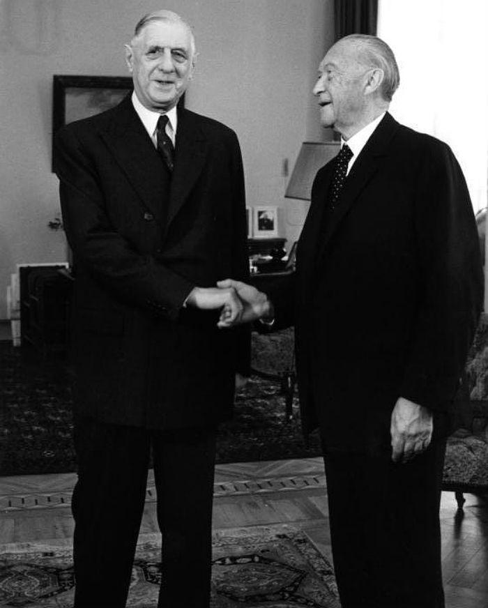 Charles de Gaulle rencontra à plusieurs reprises le chancelier allemand Konrad Adenauer et ensemble ils déclarèrent la fin de l'inimitié séculaire entre les deux pays.