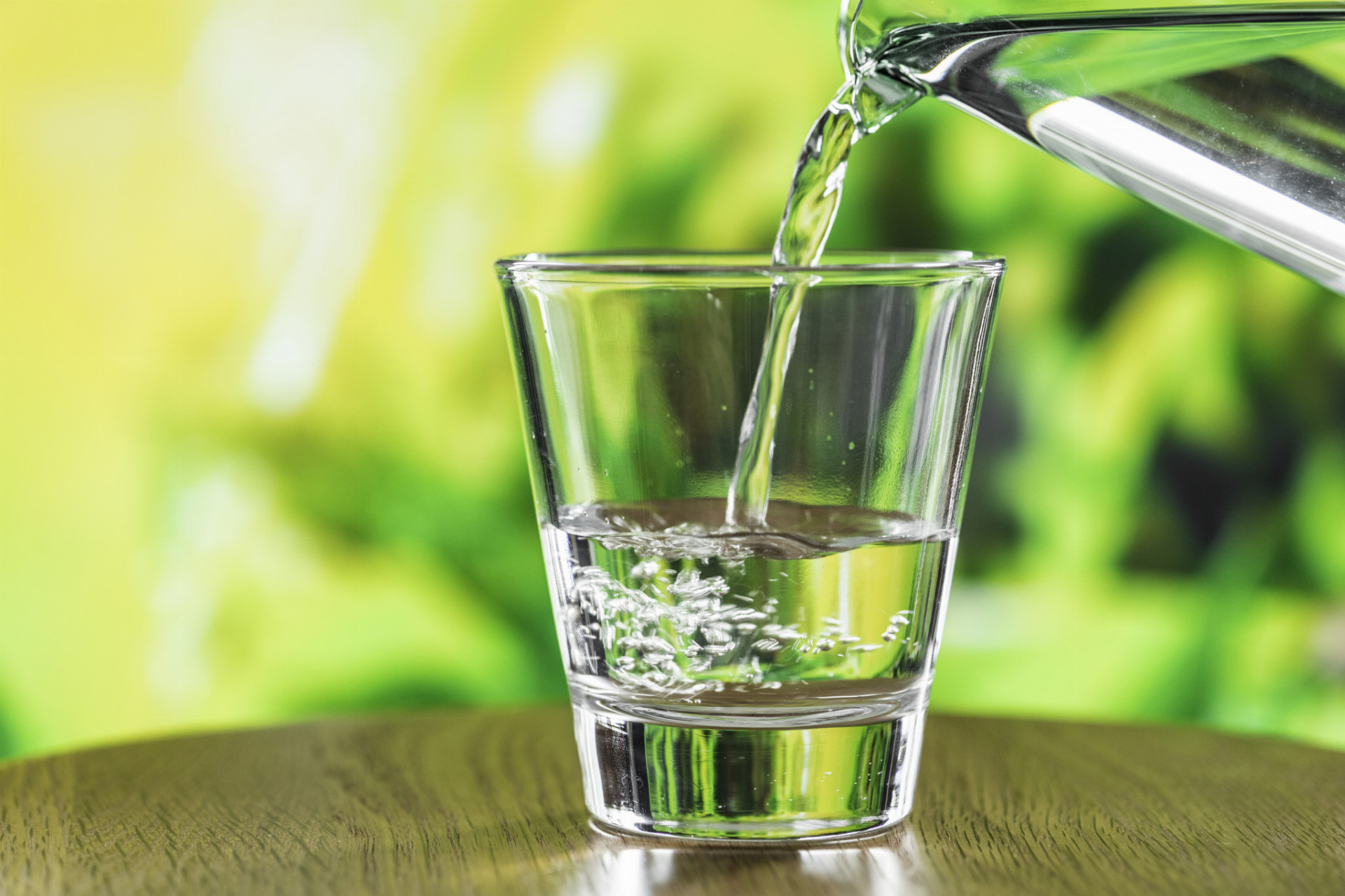 "Keď vaše telo nemá dostatok vody, nemôže tak efektívne cirkulovať krv," hovorí Tucci. Voda tiež drží teplo, čo znamená, že dehydratácia môže nechať vaše telo bez tepelných výhod vody.