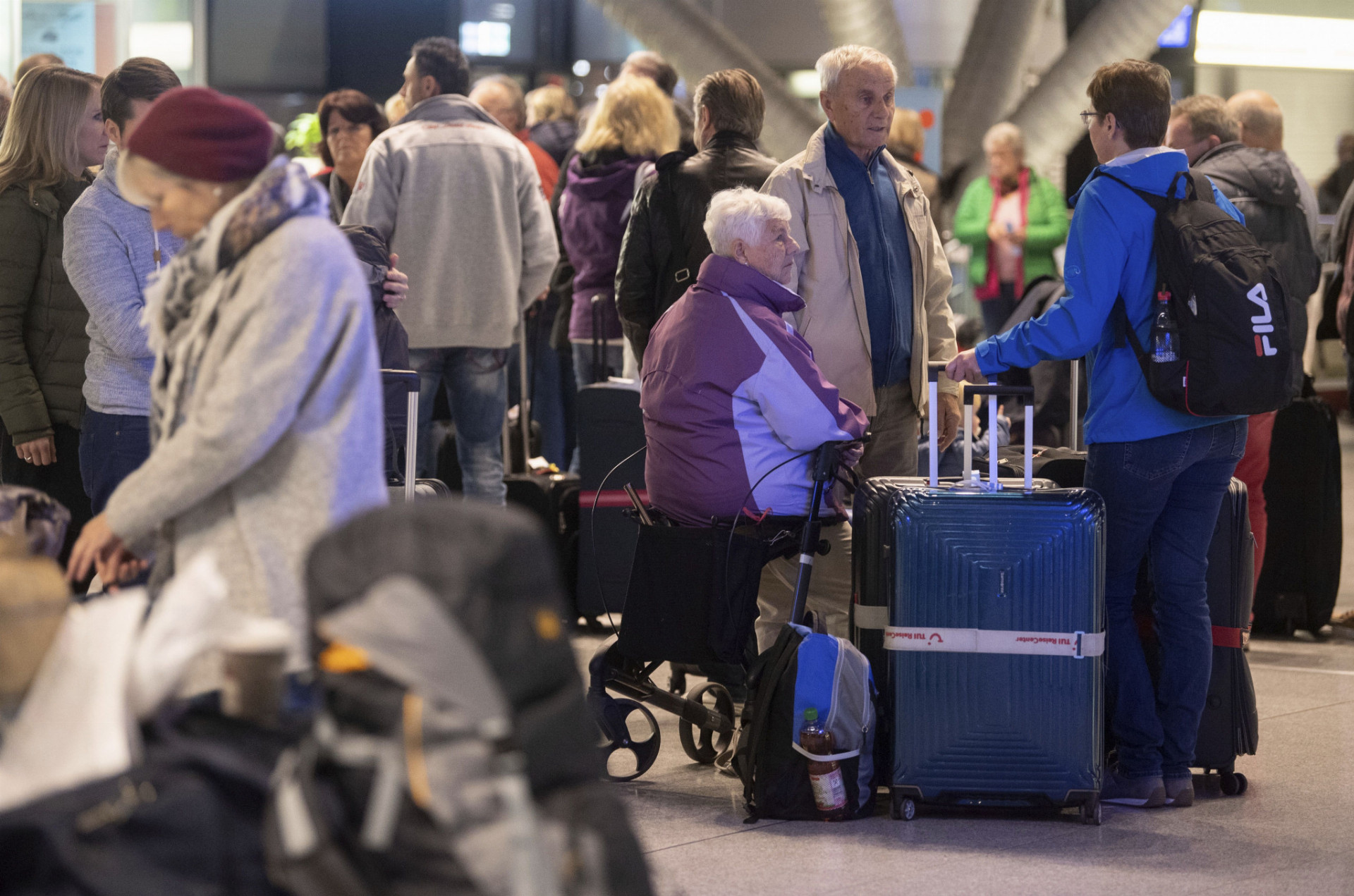Na snímke cestujúci čakajú na autobusy po zrušení letov na letisku v nemeckom Stuttgarte 10. januára 2019. 