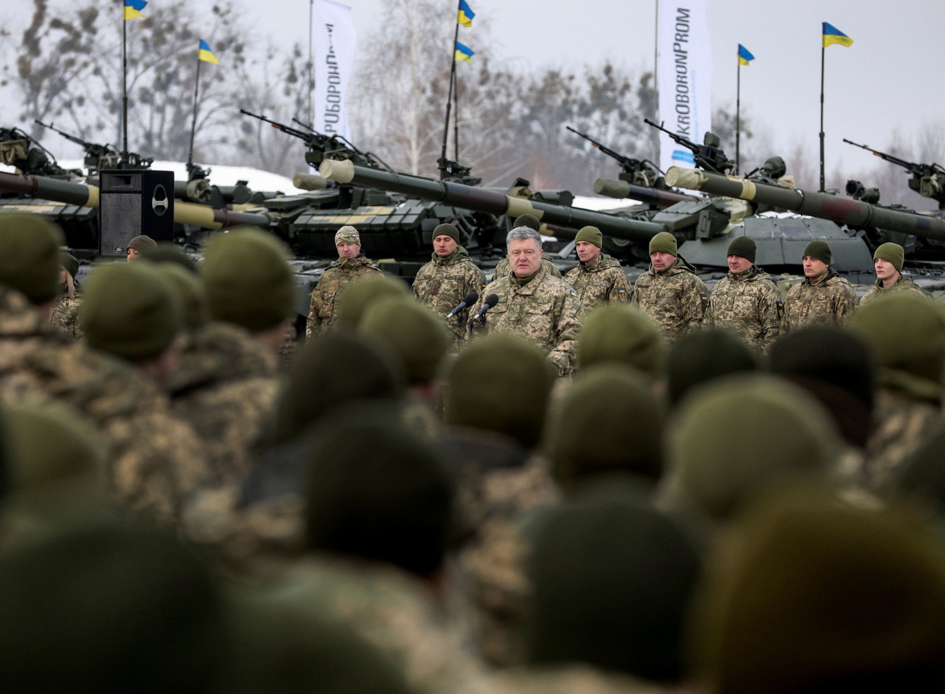 Vojna je najväčšou záťažou pre ukrajinské verejné financie. Na snímke príhovor prezidenta Petra Porošenka na leteckej základni Žytomyr.