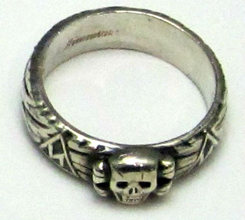 Totenkopfring, prsteň cti so smrtihlavom, dostávali dôstojníci SS, celkovo sa ich vyrobilo viac než 14-tisíc.