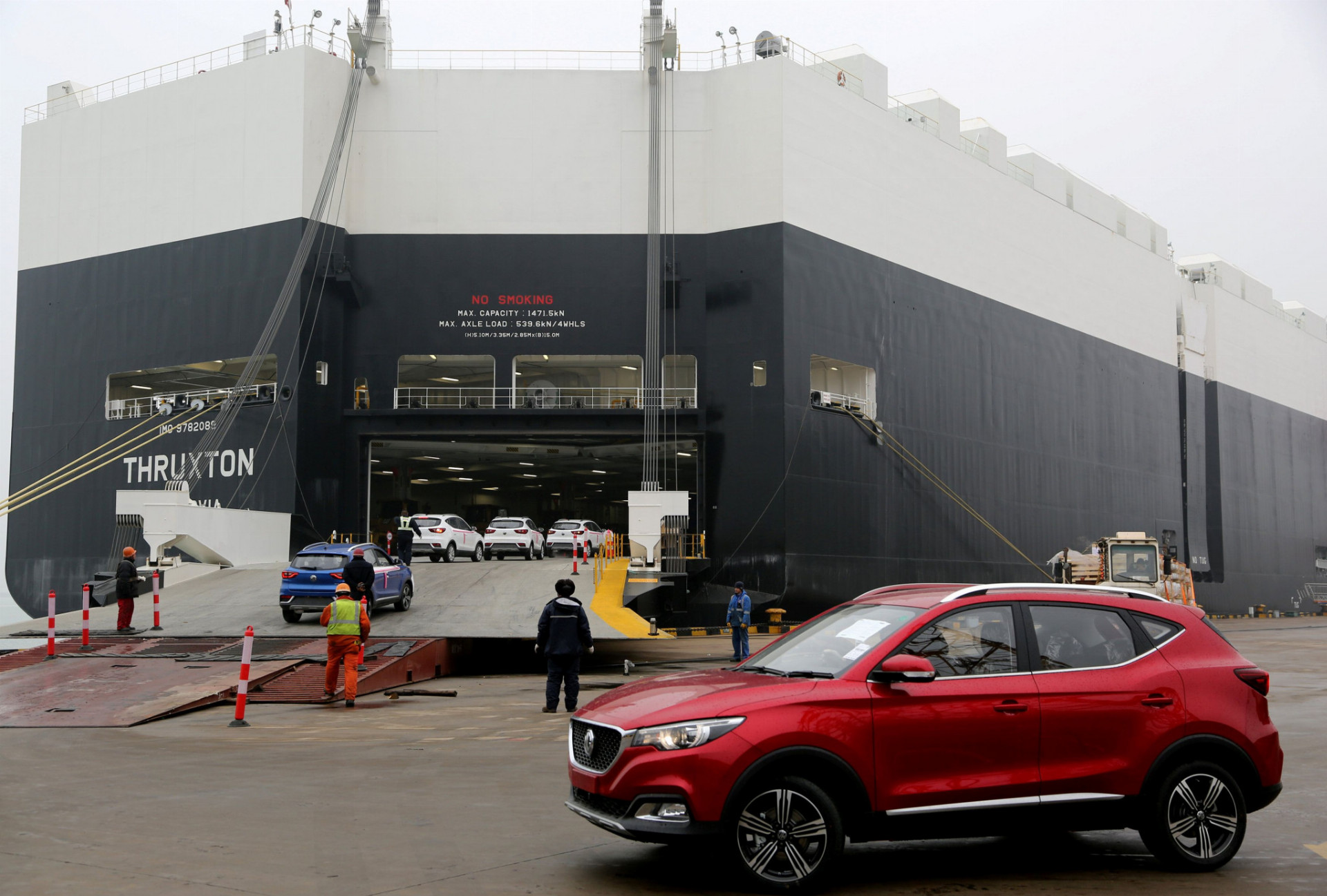 Naloďovanie áut značky MG určených na export v čínskom prístave Lianjungang. Vývoz z Číny vlani dosiahol 7-ročný rekord.