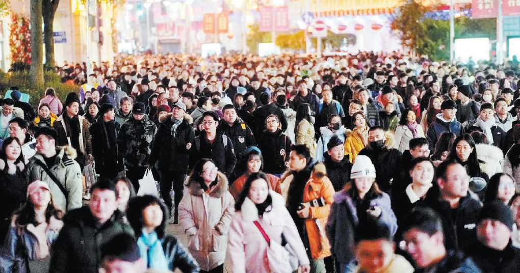 Čína chce od budúceho roka monitorovať všetkých 1,4 miliardy obyvateľov.