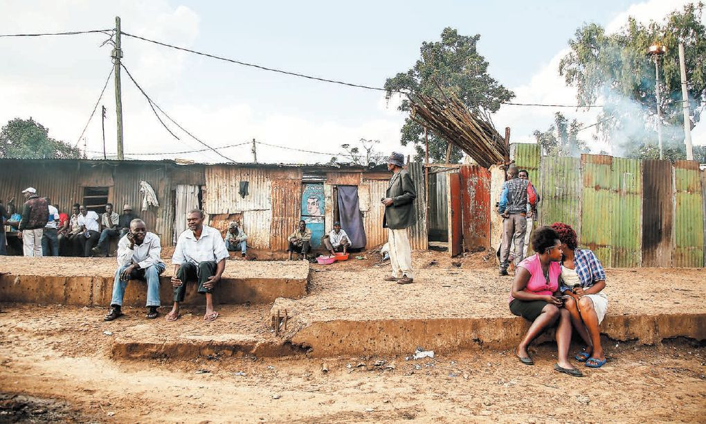 Kibera sa nachádza neďaleko centra metropoly. Odlišuje sa od neho však nielen vzhľadom prístreškov, ale jej obyvatelia často bojujú aj o základné potreby.