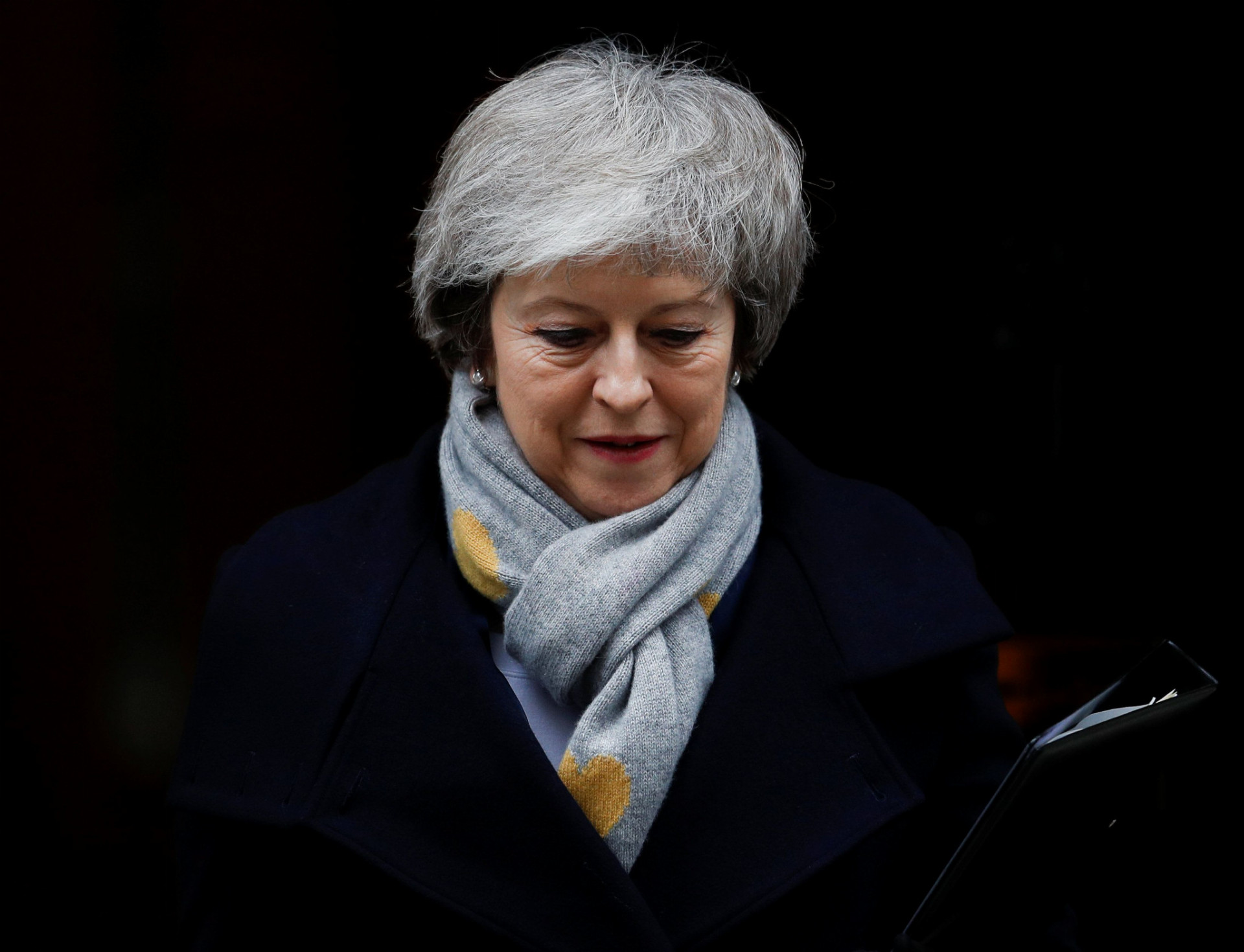 Britská premiérka Theresa Mayová rieši vzniknutý chaos, ktorý sprevádza rokovania o brexite.