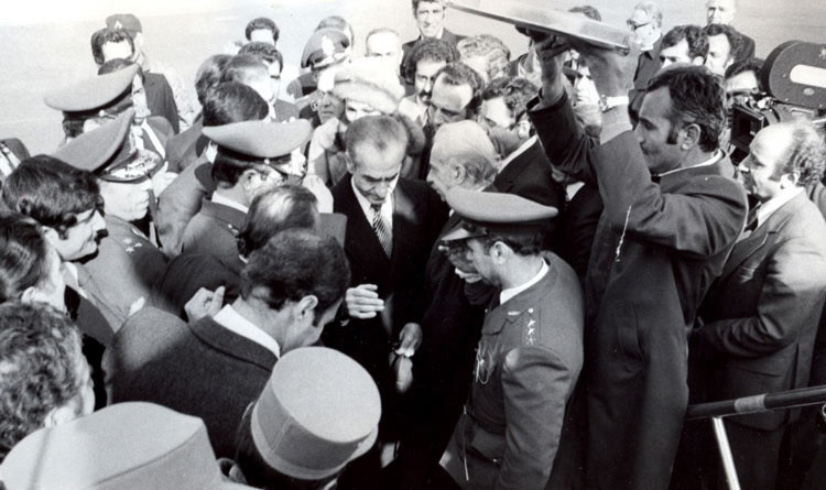 Iránsky vládca Mohammad Rezá Šach krátko pred odletom z vlasti 16. januára 1979. Späť sa už nevrátil.