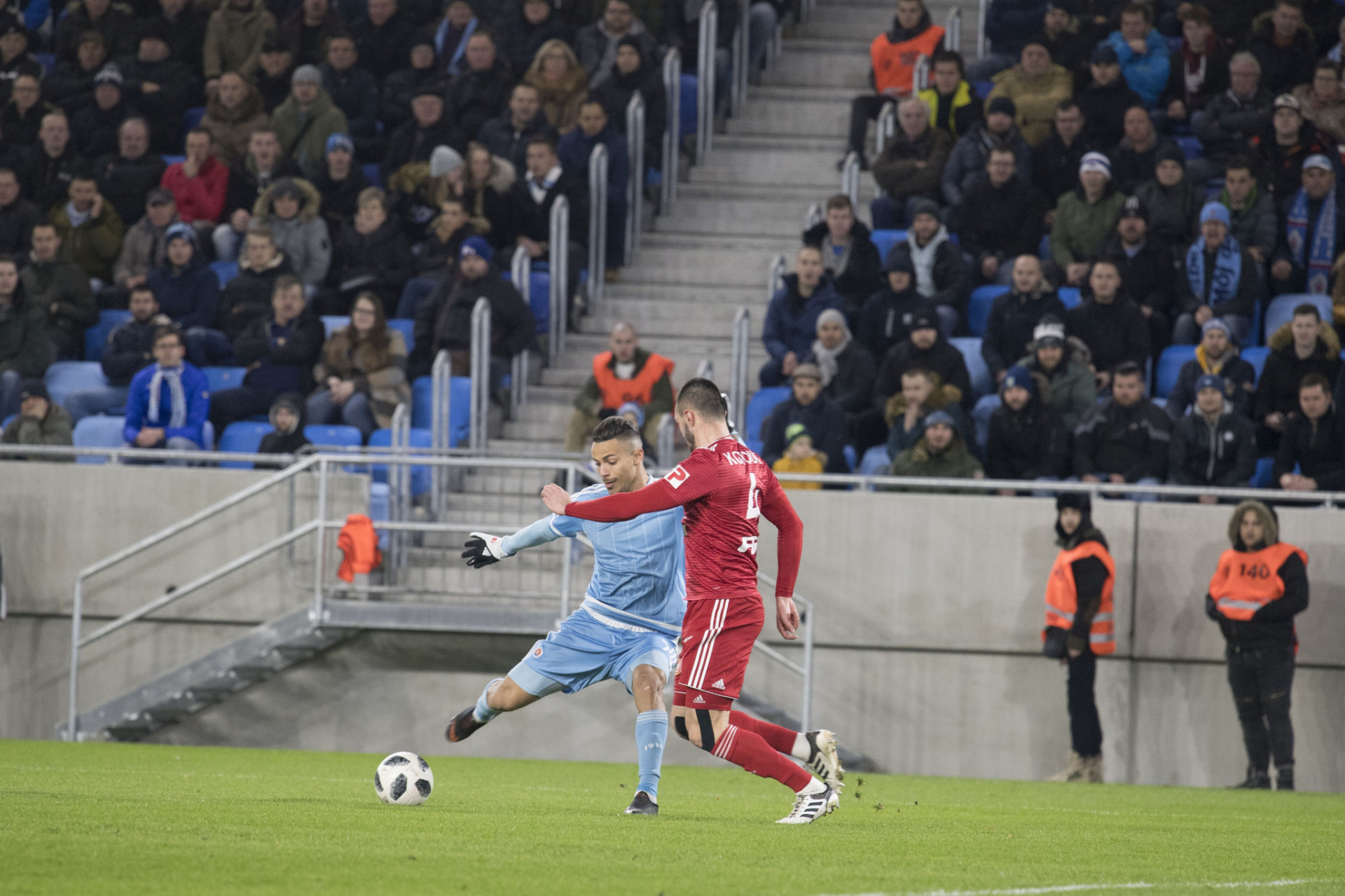Otvárací gól Národného futbalového štadióna vsietil Maročan Moha (vľavo).