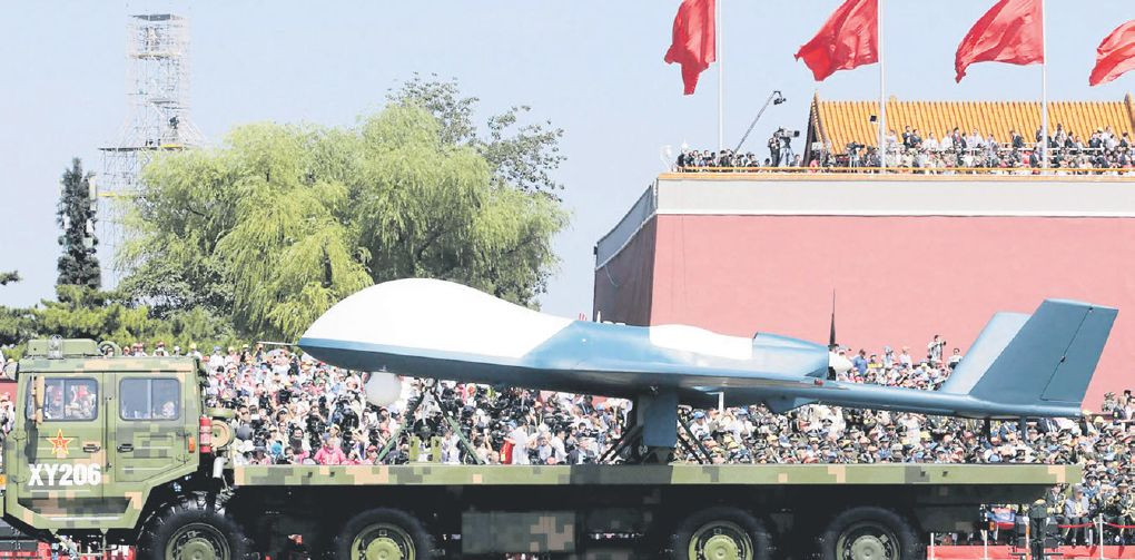 Medzi zbrane budúcnosti patria aj drony. Na snímke čínsky bezpilotný stroj Pterodactyl I počas vojenskej prehliadky v Pekingu.