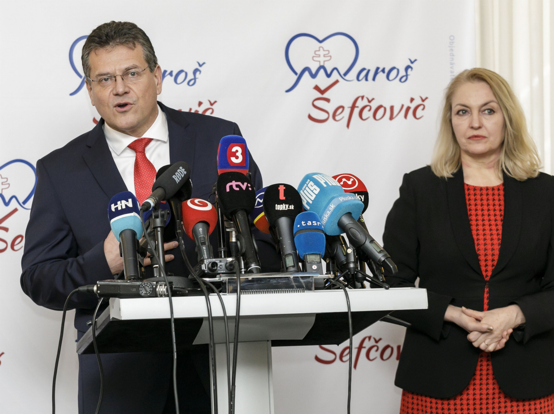Maroš Šefčovič kandidatúru na prezidenta ohlásil s manželkou, otázkam týkajúcim sa Smeru sa vyhol.