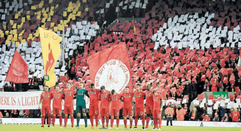 Futbalisti Liverpoolu si každý rok pripomínajú minútou ticha ako spomienku na tragédiu v Hillsborough.