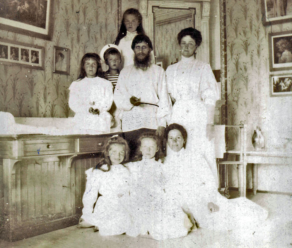 Cárovná Alexandra Fjodorovna (stojaca vpravo) videla v Rasputinovi nádej na uzdravenie svojho syna Alexeja, trpiaceho hemofíliou.