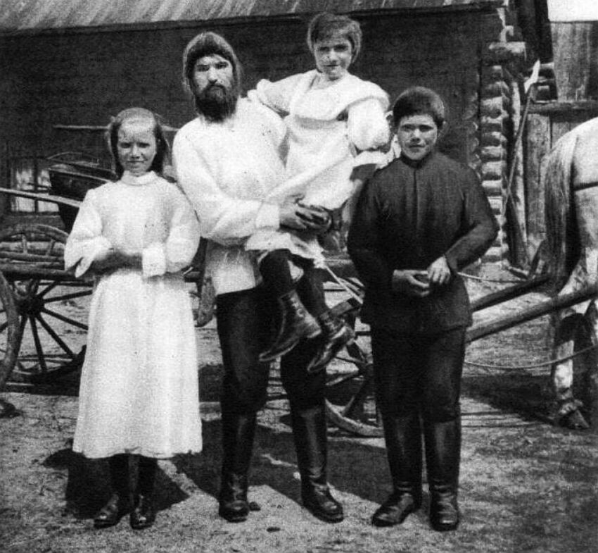 Rasputin so svojimi deťmi v rodnej dedine Pokrovskoje.