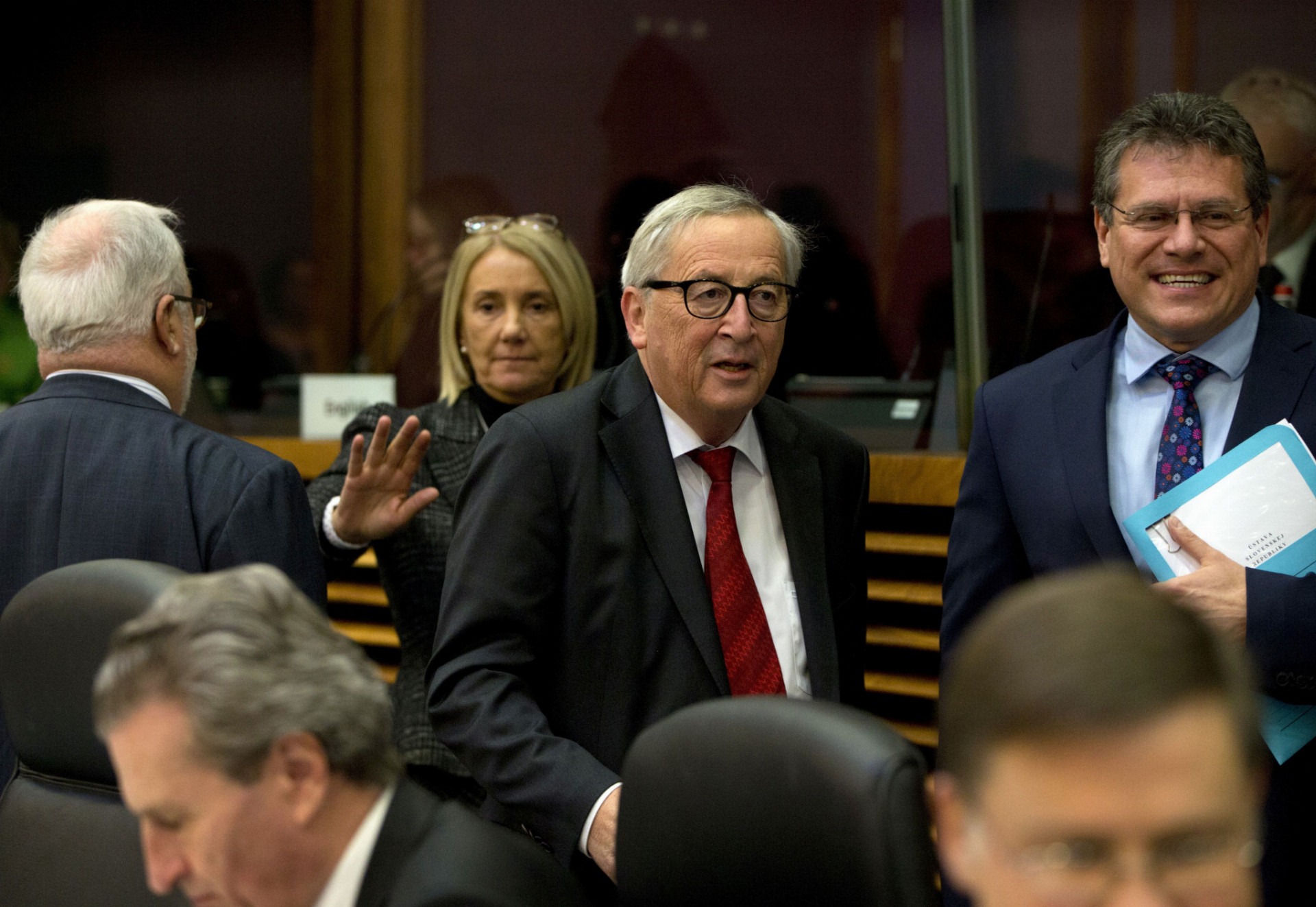 Šefčovič (vpravo) má za sebou viac ako 10-ročné pôsobenie v Bruseli aj po boku predsedu Európskej komisie Jeana-Clauda Junckera (druhý sprava).