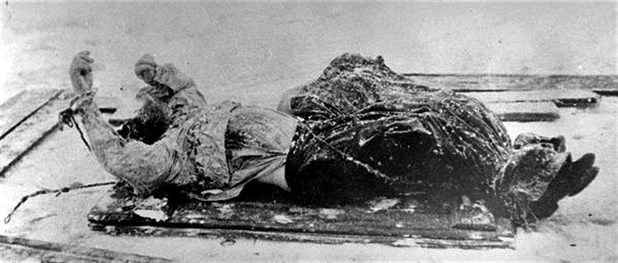 Mŕtve telo Grigorija Rasputina vytiahnuté z Nevy.