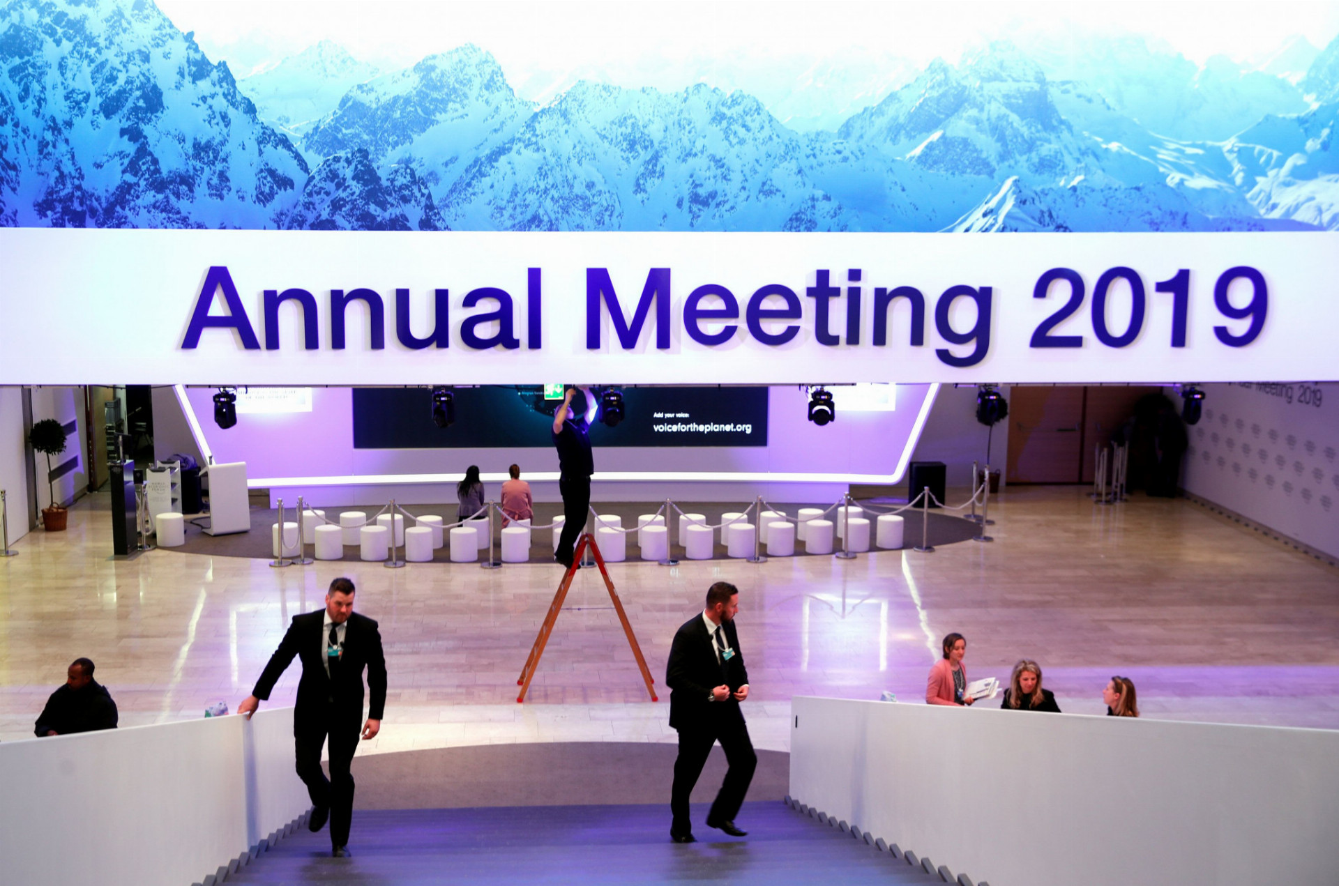 Každoročné Svetové ekonomické fórum otvorili v utorok vo švajčiarskom Davose. Zúčastňuje sa na ňom okolo tritisíc osobností z celého sveta.