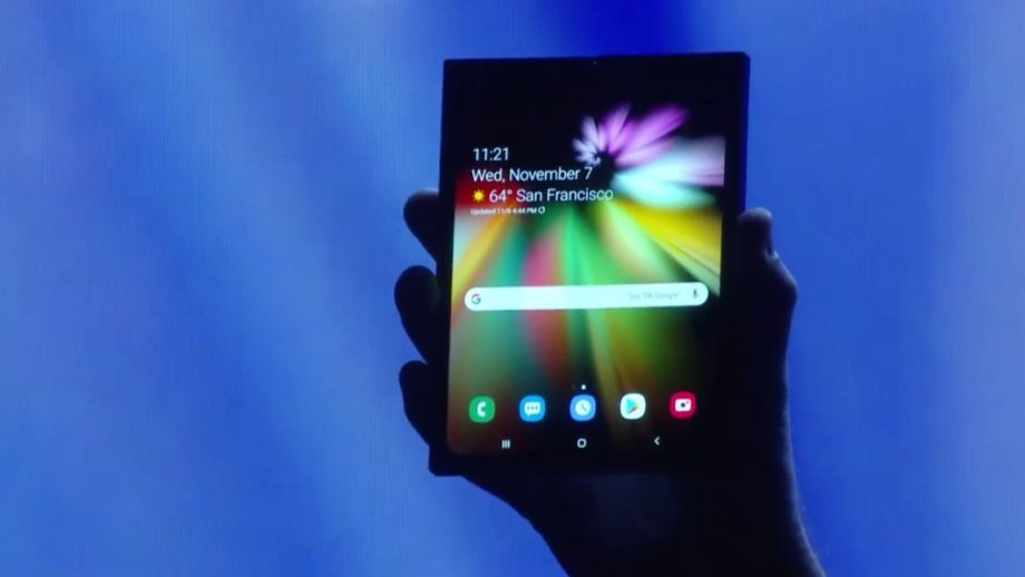 Samsung by mal okrem toho priniesť tento rok aj ohybný smartfón. Niektoré zdroje hovoria, že by sme ho mali oficiálne spoznať počas uvedenia Galaxy S10 už o mesiac. Smartfón s ohybným displejom, ktorý sa dá rozložiť na väčší tablet sme videli vo forme prototypu v novembri minulého roka. Samsung ho ale ukázal len v prítmí počas svojej vývojárskej konferencie, a tak si na definitívny dizajn musíme ešte počkať. Ohybné smartfóny budú tento rok však veľkou témou. Viacero výrobcov totiž ohlásilo, že na nich pracuje. Okrem toho, je to zaujímavý vývojový stupeň na poli mobilných zariadení, ktoré majú už niekoľko rokov veľmi podobný dizajn. 