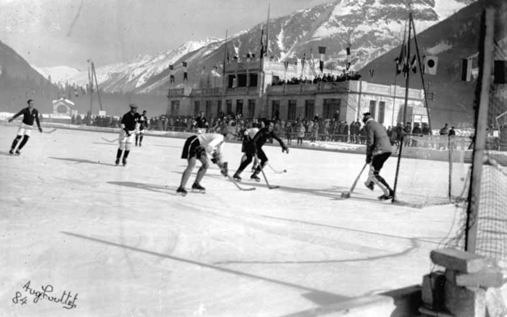 Snímka z hokejového stretnutia Československo-Švajčiarsko v Chamonix v roku 1924. Československí reprezentanti v ňom zvíťazili 11
