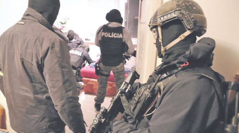 Počas policajnej akcie v kauze hurbanovského exprimátora bolo v stredu zadržaných sedem osôb.