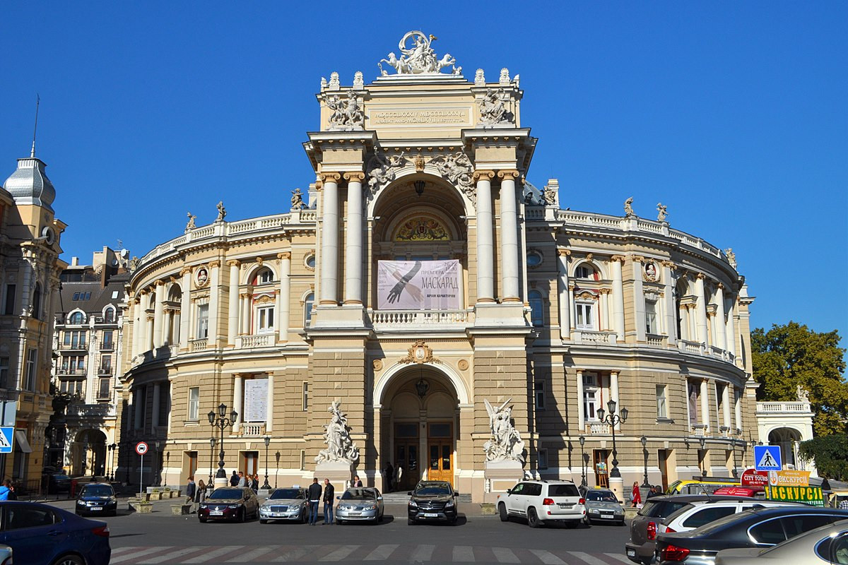 Súčasná budova Odeskej opery bola otvorená v roku 1887 po požiari predchádzajúcej stavby. Vzorom boli Drážďany.