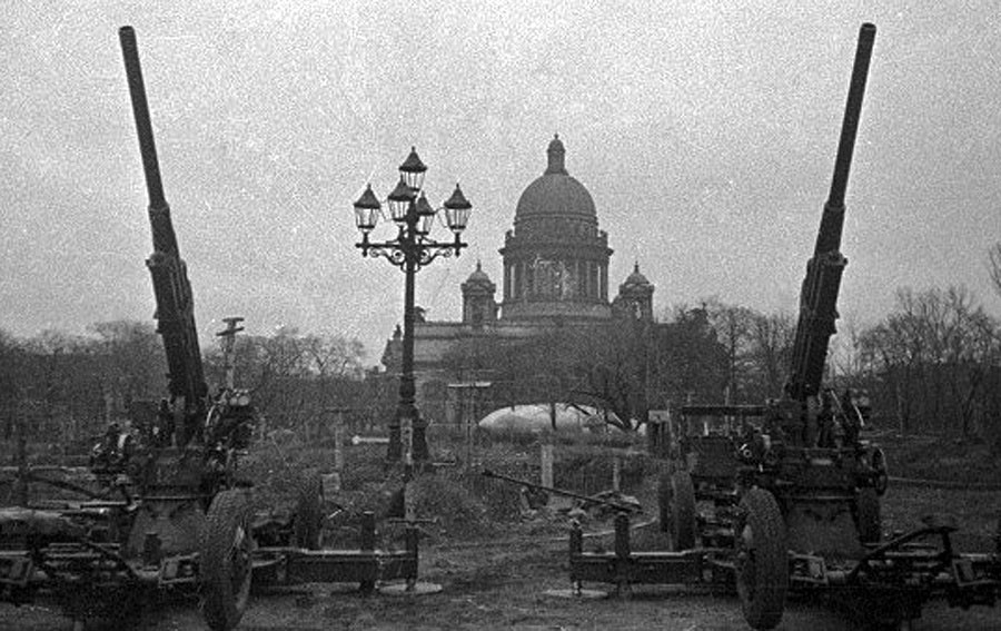 Jedna z delostreleckých batérií brániacich obkľúčený Leningrad. V pozadí je jeden z jeho najkrajších chrámov - Isaakijevskij.