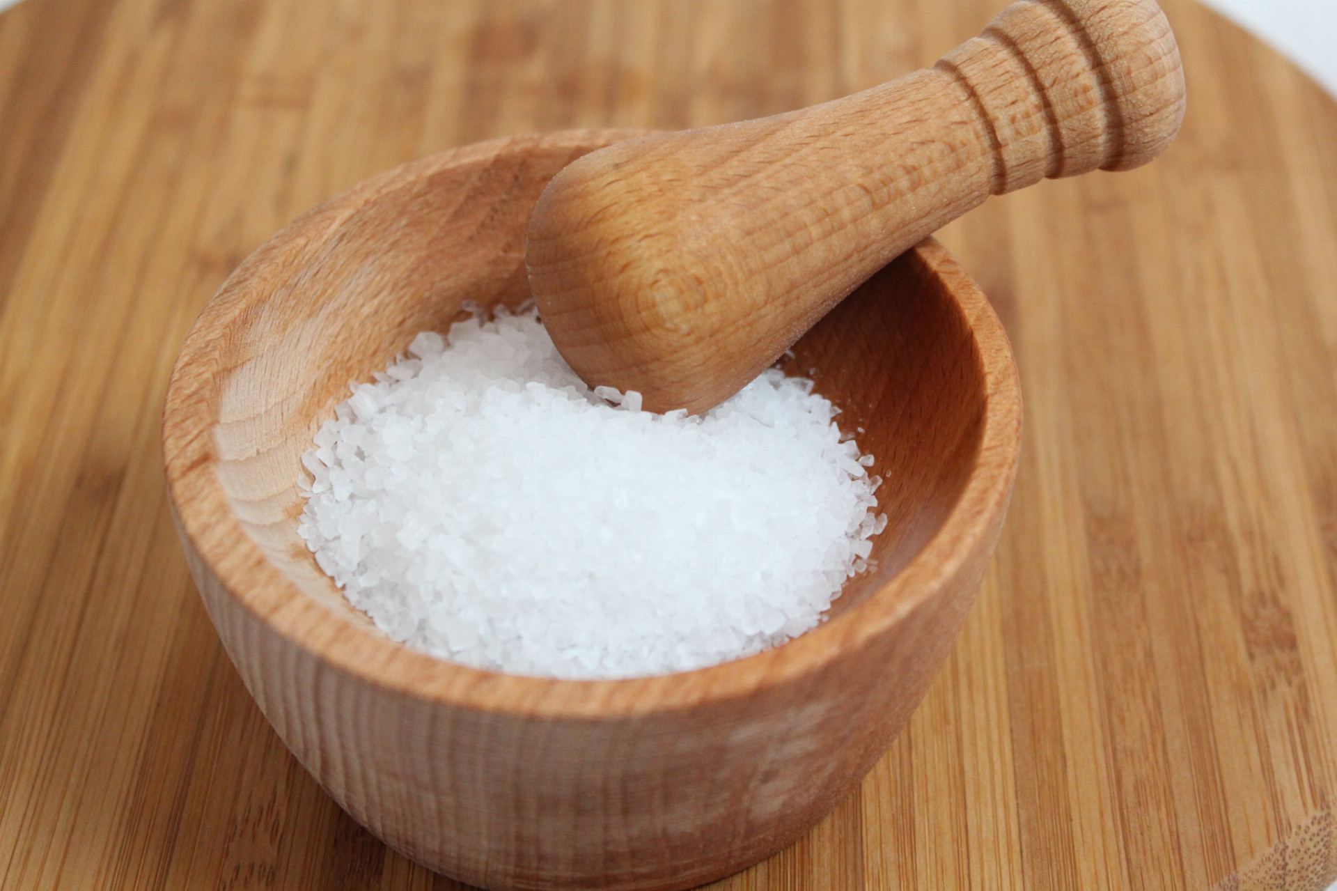 V 70. rokoch minulého storočia vedec kŕmil množstvom sodíka u potkanov, čo by bolo v prípade ľudí približne 500 gramov, uvádza Scientific American. Krvný tlak potkanov vzrástol a lekárska komunita zvýšila poplach kvôli soli. Odporúča sa, aby sme jedli len 2,3 gramov sodíka alebo približne jednu čajovú lyžičku soli za deň, ale jedlá v reštaurácii a spracované potraviny obsahujú také veľké množstvo sodíka, že len málo ľudí túto hranicu spĺňa.

Štúdia z roku 2016 však naznačuje, že limity sú príliš prísne. Medzi jedincami, ktoré konzumujú veľké množstvo sodíka, zaznamenali výskyt kardiovaskulárnych problémov iba osoby s vysokým krvným tlakom. Ľudia, ktorí konzumovali najnižšie množstvo sodíka - či už mali alebo nemali vysoký krvný tlak - prekvapivo zaznamenali aj ďalšie kardiovaskulárne príhody a úmrtia. 